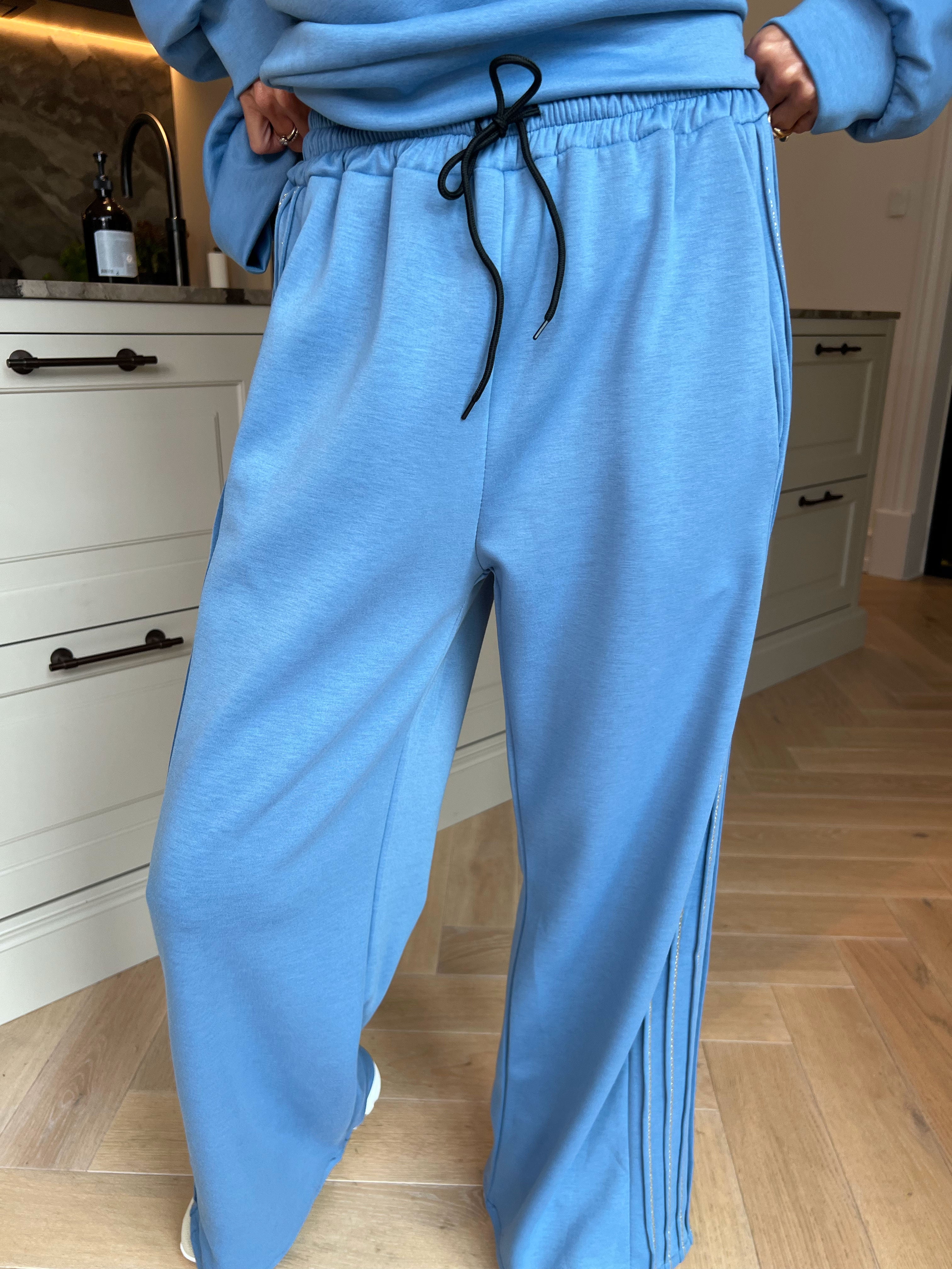 Dream – Mjukt plus size träningsoverallset i viskos med eleganta gulddetaljer